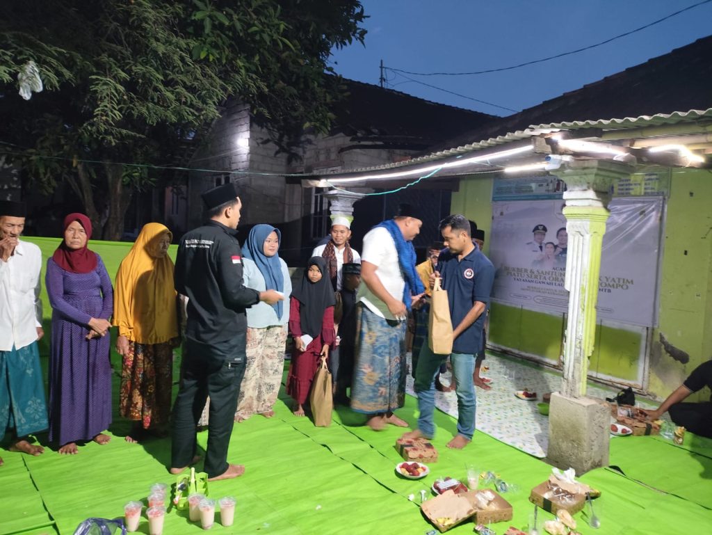 ulan suci Ramadhan selalu menjadi momen istimewa untuk berbagi dan menebar kebaikan. Dalam semangat tersebut, Yayasan Gawah Lauk Lombok (GLL) kembali menunjukkan kepeduliannya melalui kegiatan berbagi bersama anak yatim dan para jompo.

Kegiatan penuh berkah ini dipimpin langsung oleh Ketua Umum, Ayunan, SH, yang dengan penuh kehangatan menyampaikan bahwa Ramadhan bukan hanya tentang menahan lapar dan dahaga, tetapi juga tentang memperkuat rasa empati dan kepedulian terhadap sesama.

Dengan suasana haru dan kebersamaan, para anak yatim dan lansia menerima santunan, paket kebutuhan pokok, serta hidangan berbuka puasa. Senyum bahagia terpancar dari wajah mereka, menjadi bukti bahwa perhatian kecil dapat memberikan makna yang begitu besar.

Ayunan, SH dalam sambutannya menyampaikan harapan agar kegiatan ini tidak hanya menjadi agenda tahunan, tetapi juga menginspirasi lebih banyak pihak untuk turut berbagi. “Kami ingin hadir sebagai bagian dari kebahagiaan mereka, terutama di bulan penuh rahmat ini,” ujarnya.

Melalui kegiatan ini, Yayasan Gawah Lauk Lombok (GLL) menegaskan komitmennya untuk terus berkontribusi bagi masyarakat, khususnya mereka yang membutuhkan. Semangat berbagi di bulan Ramadhan diharapkan dapat mempererat tali silaturahmi serta menumbuhkan nilai-nilai kemanusiaan di tengah kehidupan sosial.

Ramadhan bukan hanya tentang ibadah personal, tetapi juga tentang bagaimana kita mampu menjadi cahaya bagi orang lain.